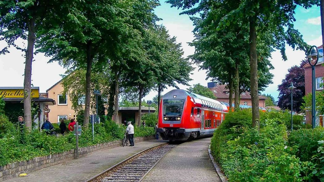 Doppelstock-Sonderzug am Bahnhof Tornesch in Schleswig-Holstein