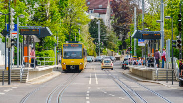 In Stuttgart fahren die Stadtbahnen außerhalb der City meist im Straßenraum und halten an eigenen Hochbahnsteigen