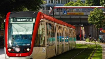 Fotomontage: Stadtbahn am U-Bahnhof Hudtwalckerstraße in Hamburg-Winterhude