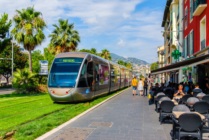 Akku-Tram, Bahn, Frankreich, Nahverkehr, Nice, Nizza, Oberleitungsfrei, Place Masséna, Rasengleis, Sommer, Stadtbahn, Straßenbahn, Tram, Tramway, Umweltverbund, Zug, ÖPNV, Öffentlicher Nahverkehr