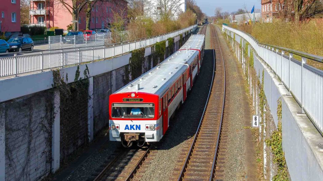 AKN-Triebwagen am Bahnhof Eidelstedt-Zentrum in Hamburg