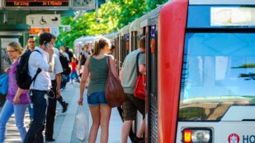 Junge Menschen steigen in U-Bahn an der Kellinghusenstraße in Hamburg