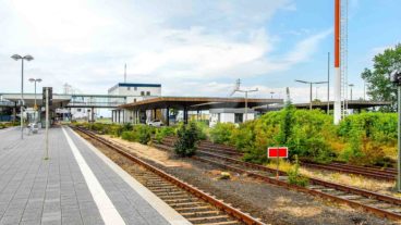 Blick auf stillgelegte Gleise und Bahnsteige im Fährbahnhof Puttgarden auf der Insel Fehmarn in Schleswig-Holstein