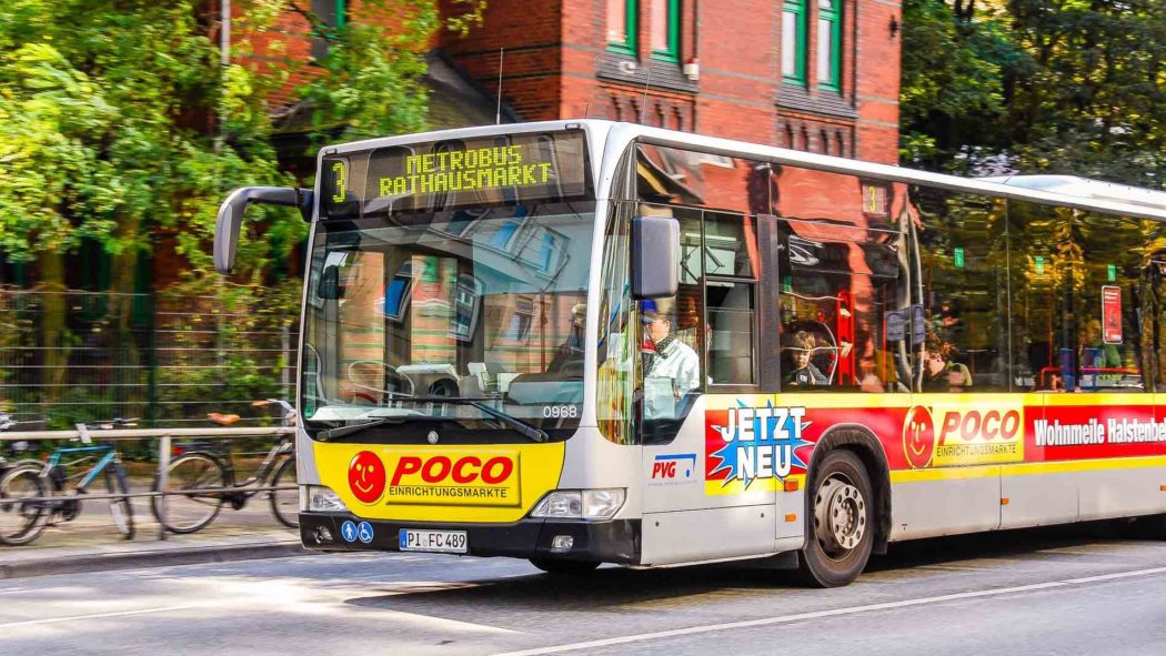 Metrobus der Linie M3 in der Holstenstraße in Hamburg