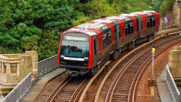 U-Bahn vom Typ DT5 an den Landungsbrücken in Hamburg