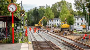 Gleisbauarbeiten der AKN an einem Bahnübergang in Burgwedel in Hamburg