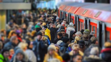 Menschen warten am Hamburger Hauptbahnhof auf eine S-Bahn.