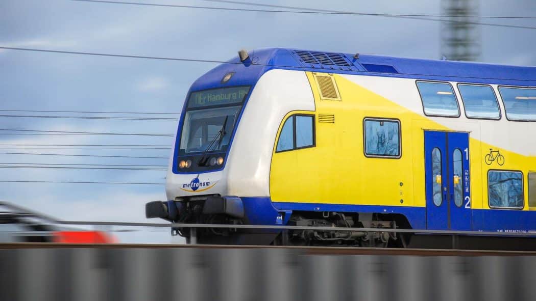 Metronom-Zug in der HafenCity in Hamburg