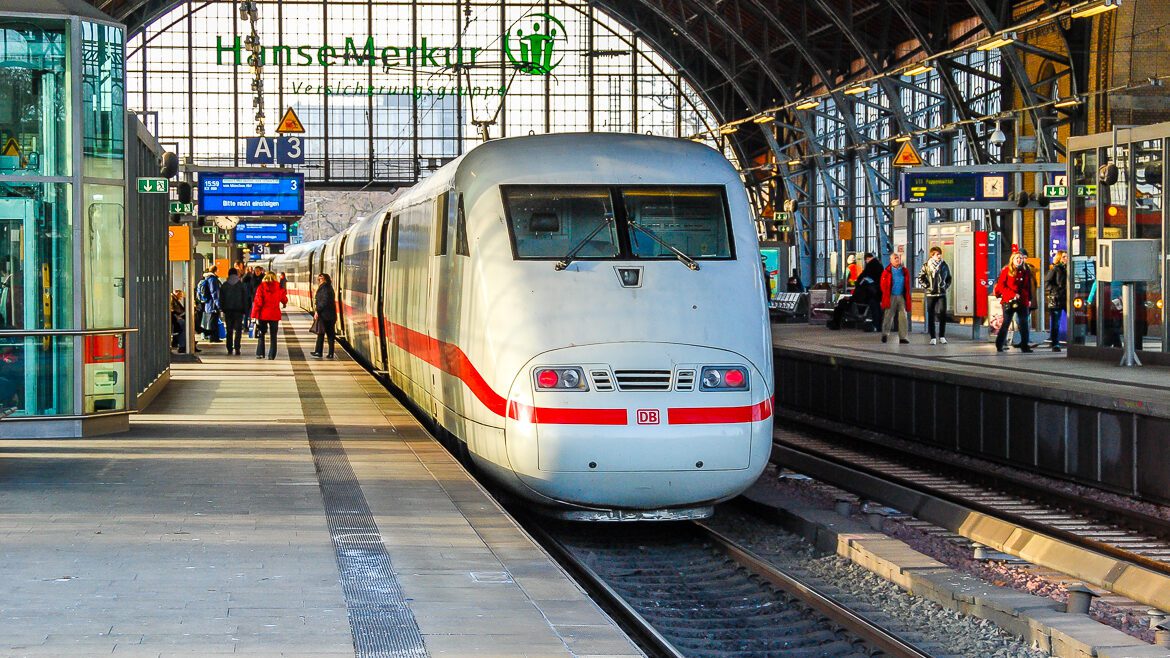 ICE im Bahnhof Dammtor in Hamburg