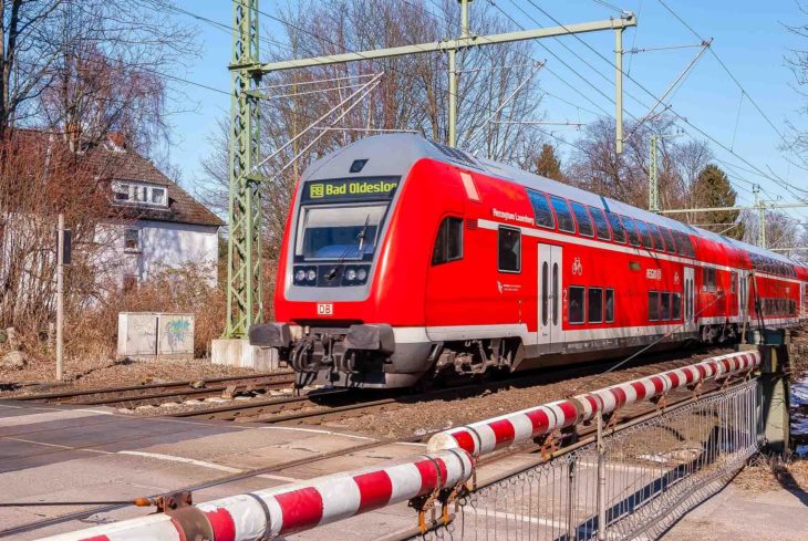 Regionalbahn nach Bad Oldesloe im Winter am Bahnübergang Claudiusstraße in Hamburg