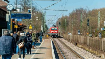 Menschen warten auf einen Regionalzug am Bahnhof Tornesch in Schleswig-Holstein