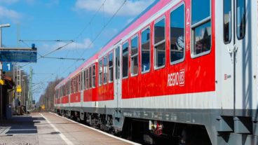 Regionalzug am Bahnhof Tornesch in Schleswig-Holstein