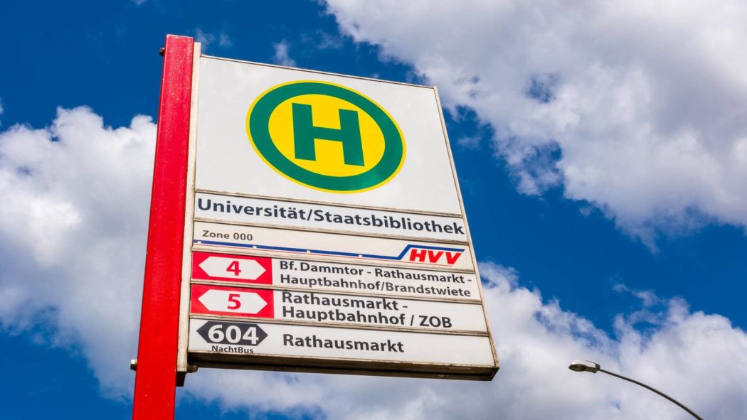 Bushaltestellenschild im HVV in Hamburg