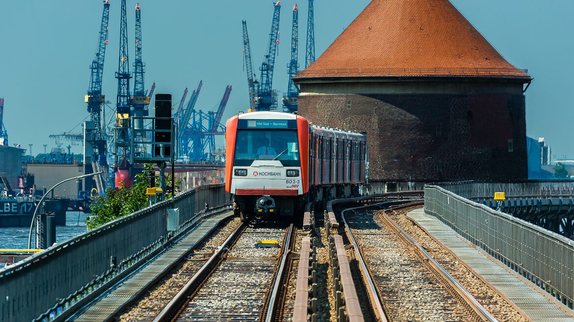 U-Bahn auf Viaduktstrecke am Baunwall im Hamburger Hafen