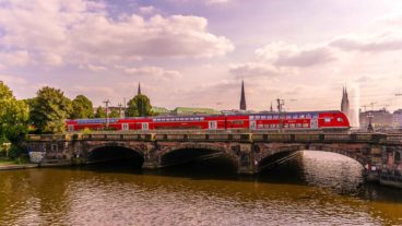 Regionalzug auf der Lombardsbrücke in Hamburg