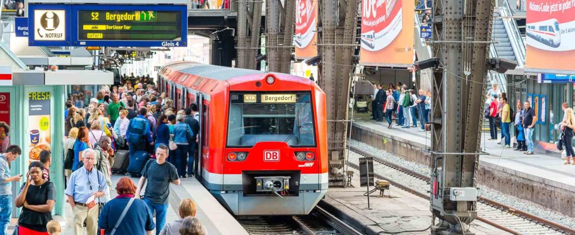 Menschenmassen warten im Sommer auf S-Bahn im Hamburger Hauptbahnhof