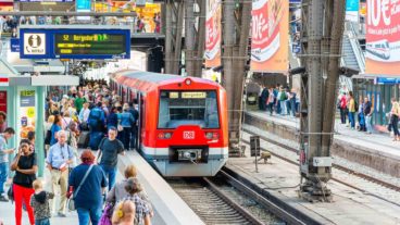 Menschenmassen warten im Sommer auf S-Bahn im Hamburger Hauptbahnhof