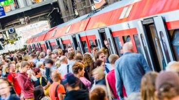 Menschenmassen warten im Sommer auf S-Bahn im Hamburger Hauptbahnhof