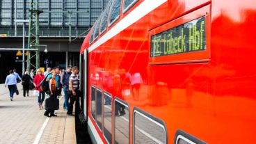 Menschen steigen am Hamburger Hauptbahnhof in Regionalexpress nach Lübeck