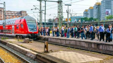 Menschen warten im Hamburger Hauptbahnhof auf einen Regionalexpress nach Lübeck