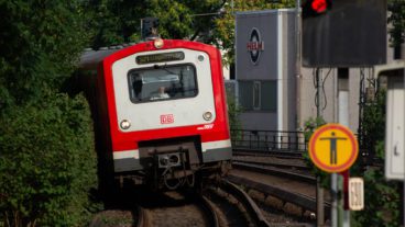 S-Bahn im Bahnhof Holstenstraße in Hamburg mit rotem Signal und Schild "Betreten verboten"