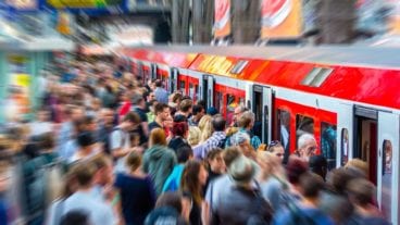 Menschenmassen warten im Sommer auf S-Bahn im Hamburger Hauptbahnhof