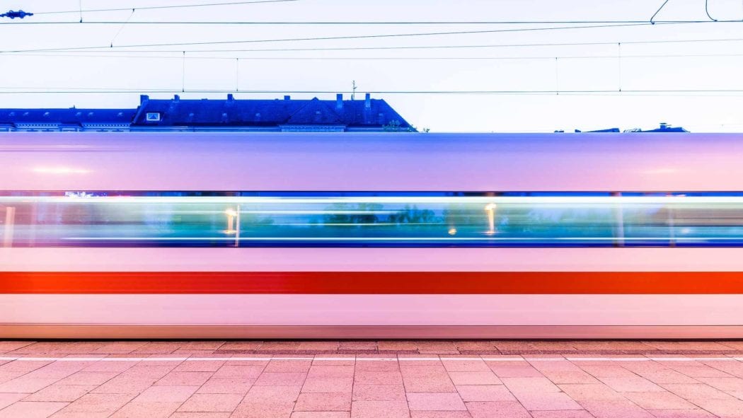 Vorbeifahrender ICE im Abendlicht im Bahnhof Hamburg-Altona