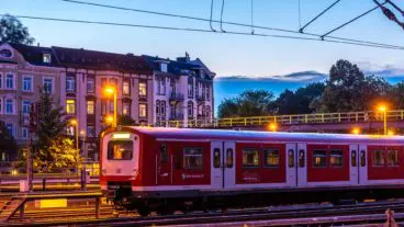 Abgestellte S-Bahn am Abend im Bahnhof Hamburg-Altona