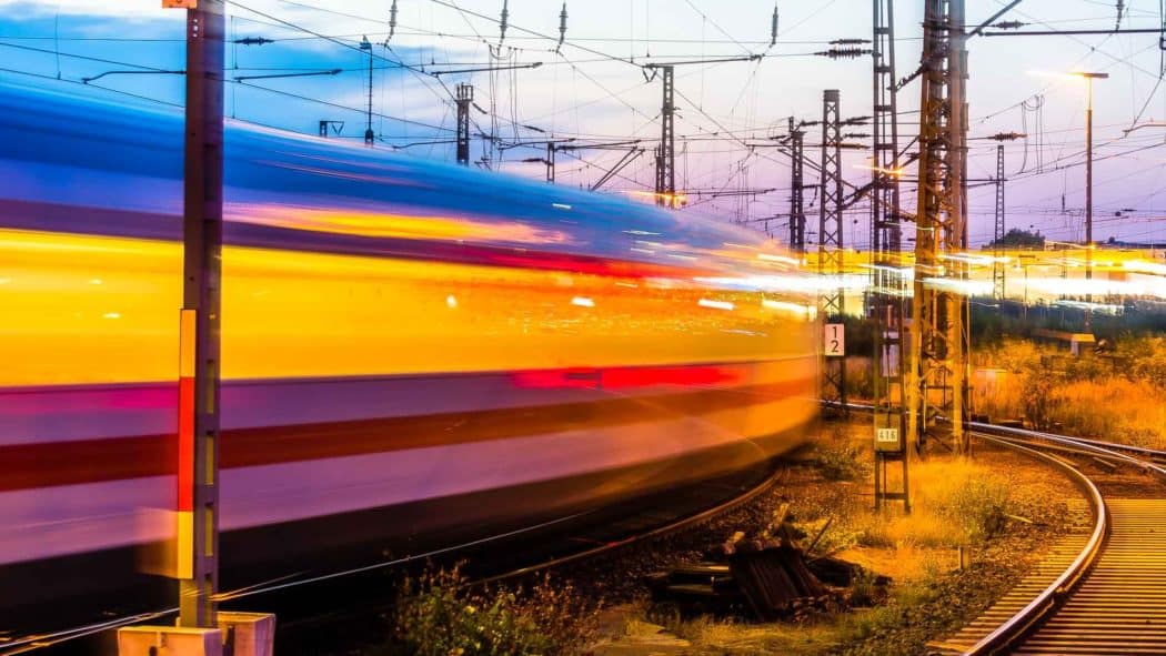 Vorbeifahrender ICE im Abendlicht im Bahnhof Hamburg-Altona