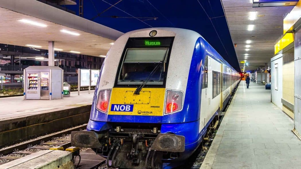 Nord-Ostsee-Bahn im Abendlicht im Bahnhof Hamburg-Altona