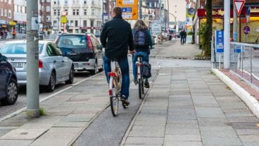 Sehr schmaler Fahrradweg in der Hoheluftchaussee in Hamburg