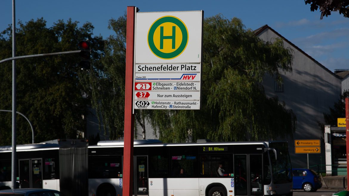 Metrobus der Linie M2 am Schenefelder Platz in Hamburg