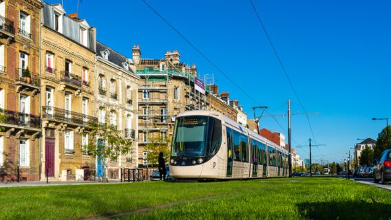 Eine moderne Stadtbahn in der französischen Hafenstadt Le Havre in Frankreich