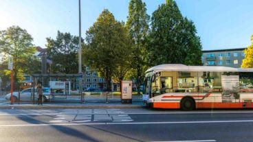 XXL-Bus der Linie M5 am Bezirksamt Eimsbüttel in Hamburg