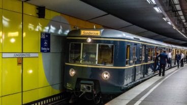 Historische S-Bahn im Tunnelbahnhof Hamburg-Jungfernstieg