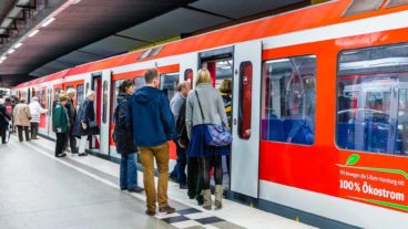 Menschen steigen am Bahnhof Hamburg-Jungfernstieg in eine S-Bahn