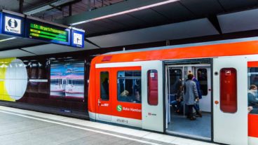 S-Bahn im Tunnelbahnhof Jungfernstieg in Hamburg