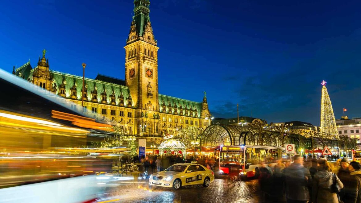 Weihnachtsstimmung und HVV-Busse am Hamburger Rathausmarkt.