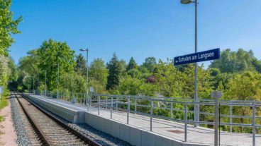 Der 2013 neu eröffnete Haltepunkt Schulen am Langsee in Kiel an der Bahnstrecke nach Schönberg in Schleswig-Holstein