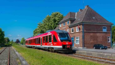 Regionalzug (Sonderzug) am Bahnhof Schönberg bei Kiel in Schleswig-Holstein