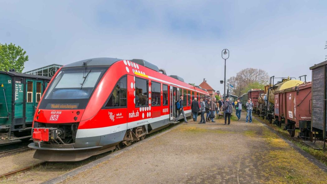 Regionalzug (Sonderzug) im Museumsbahnhof Schönberger Strand bei Kiel in Schleswig-Holstein