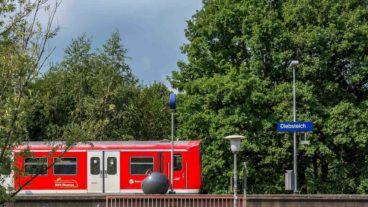 S-Bahn im Bahnhof Diebsteich in Hamburg