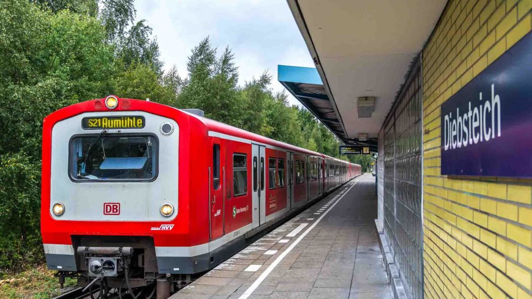 S-Bahn im Bahnhof Diebsteich in Hamburg