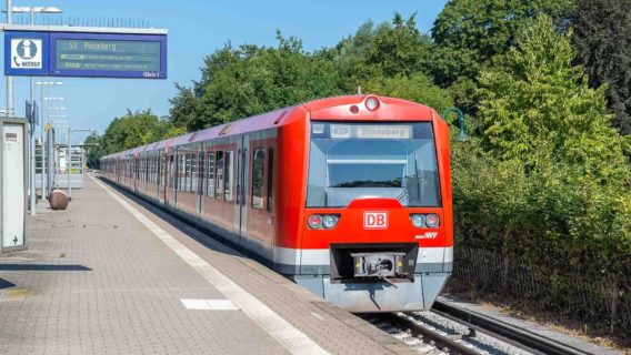 S-Bahn im Bahnhof Halstenbek in Schleswig-Holstein
