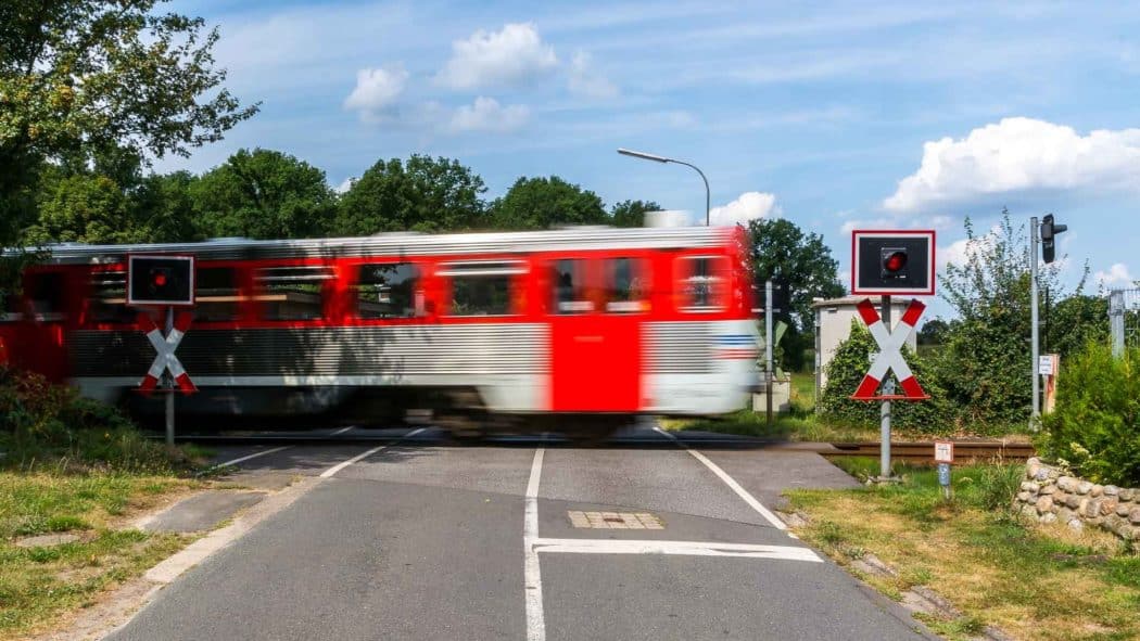 AKN-Triebwagen am unbeschrankten Bahnübergang Bornkamp in Barmstedt in Schleswig-Holstein