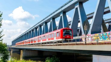 S-Bahn auf den Süderelbbrücken in Hamburg-Wilhelmsburg