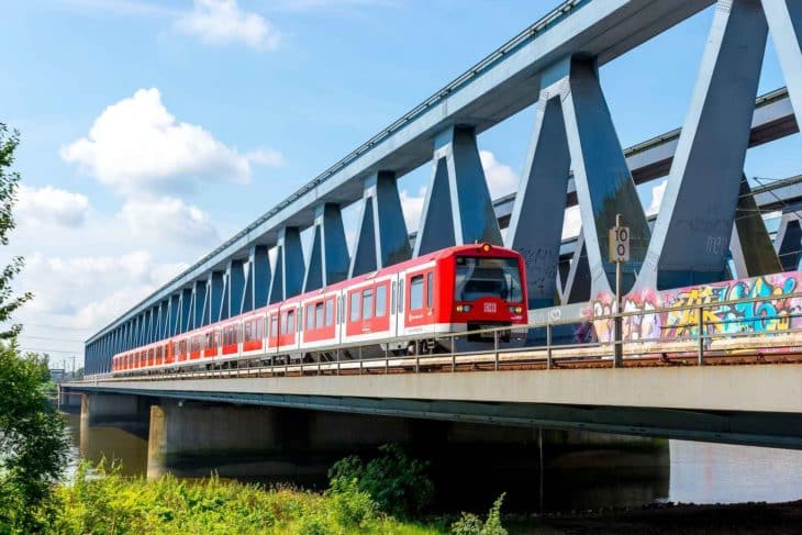 S-Bahn auf den Süderelbbrücken in Hamburg-Wilhelmsburg