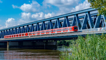 S-Bahn auf den Süderelbbrücken in Hamburg-Wilhelmsburg