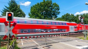 Eine Regionalbahn am Bahnübergang Am Pulverhof in Hamburg-Tonndorf