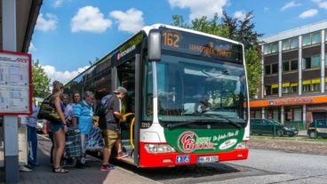 Einstieg vorn: Menschen steigen in einen HVV-Bus in Rahlstedt in Hamburg